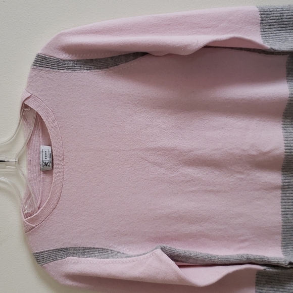 3very Cashmere 2 tone boat neck sweater with side slits. Women's size S/M - Picture 2 of 6